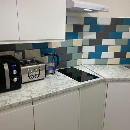 1 Bedroom Luxury Apartments By London City Экстерьер фото