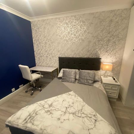 1 Bedroom Luxury Apartments By London City Экстерьер фото