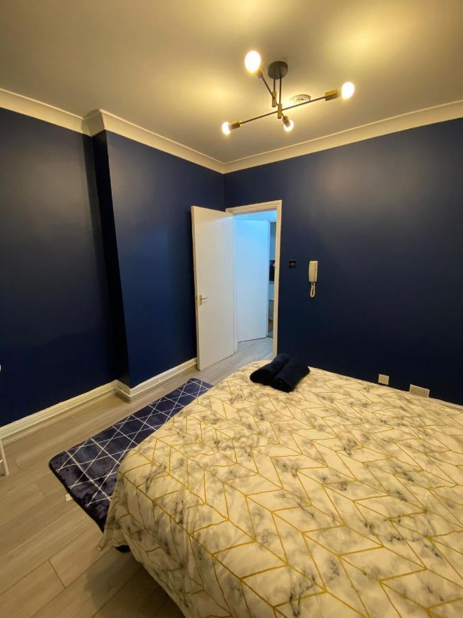 1 Bedroom Luxury Apartments By London City Экстерьер фото