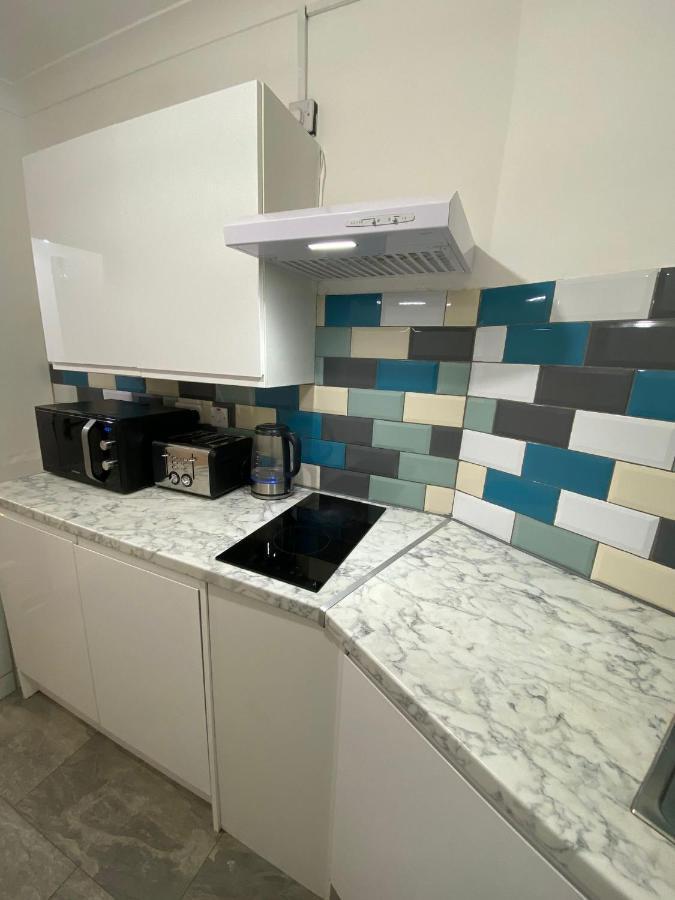 1 Bedroom Luxury Apartments By London City Экстерьер фото