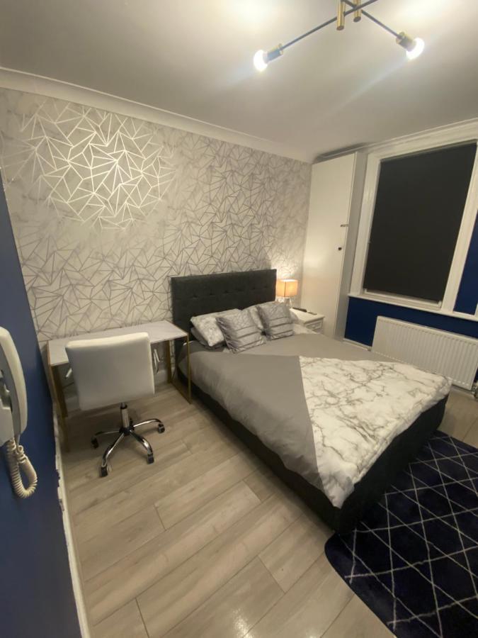 1 Bedroom Luxury Apartments By London City Экстерьер фото